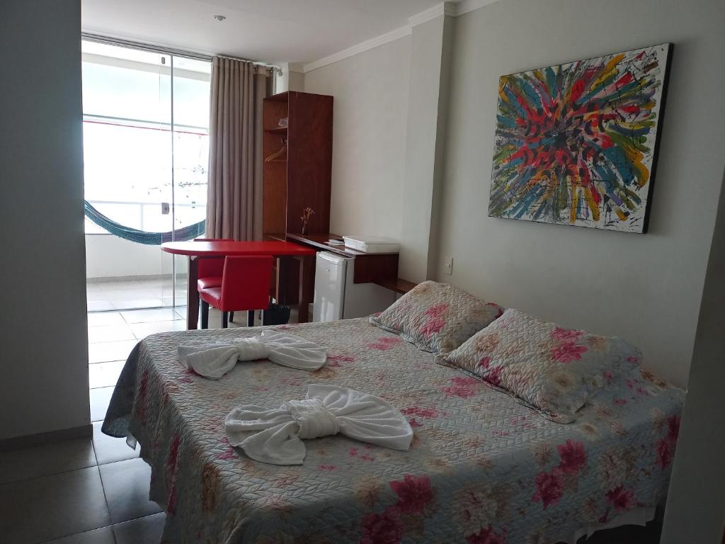 1 dormitorio con 1 cama con 2 toallas en Suite Vista Mar, en Salvador