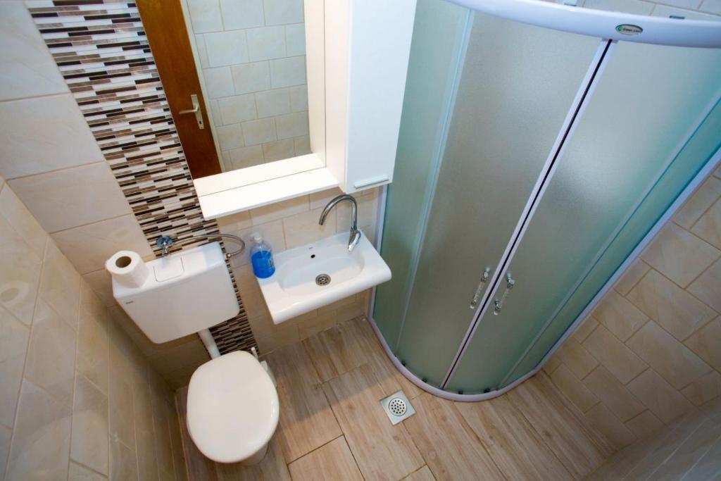 Kúpeľňa v ubytovaní Apartments by the sea Baska Voda, Makarska - 16378