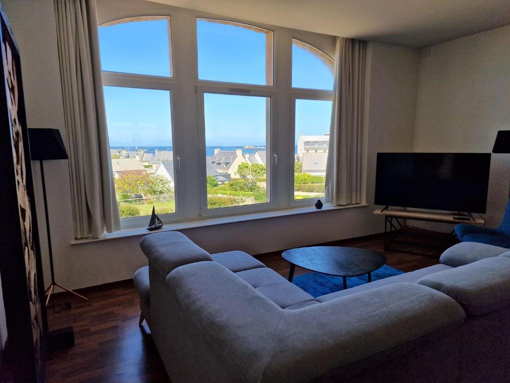 Televízia a/alebo spoločenská miestnosť v ubytovaní Pretty apartment with sea view in Primel-formerly TUI Ferienhaus