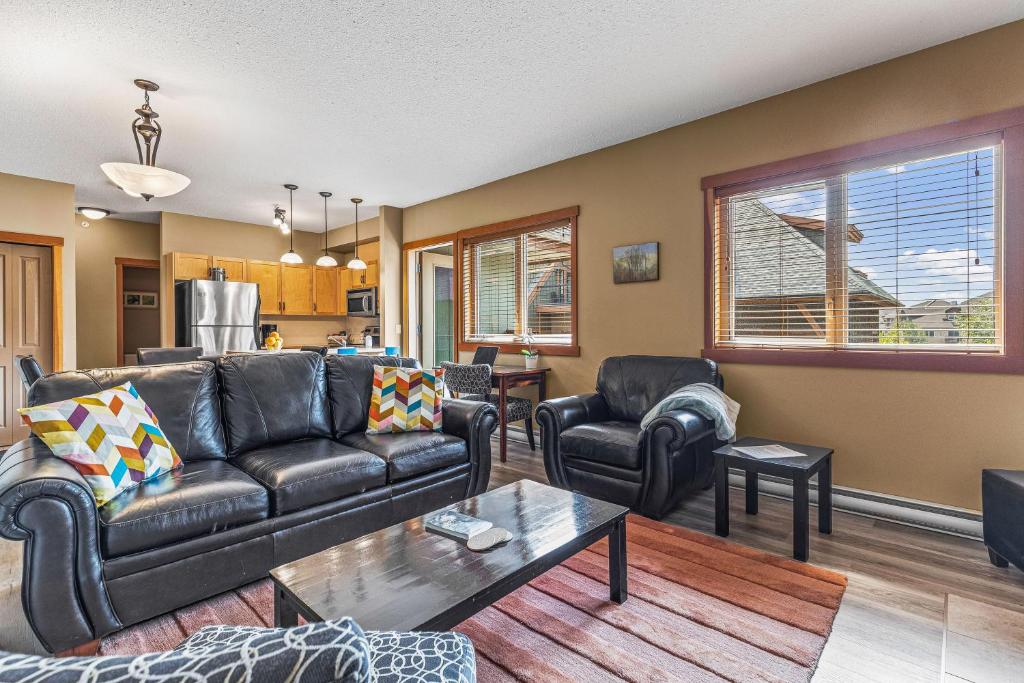 una sala de estar con un sofá y una mesa en King Bed - Top Floor Grizzly, en Canmore