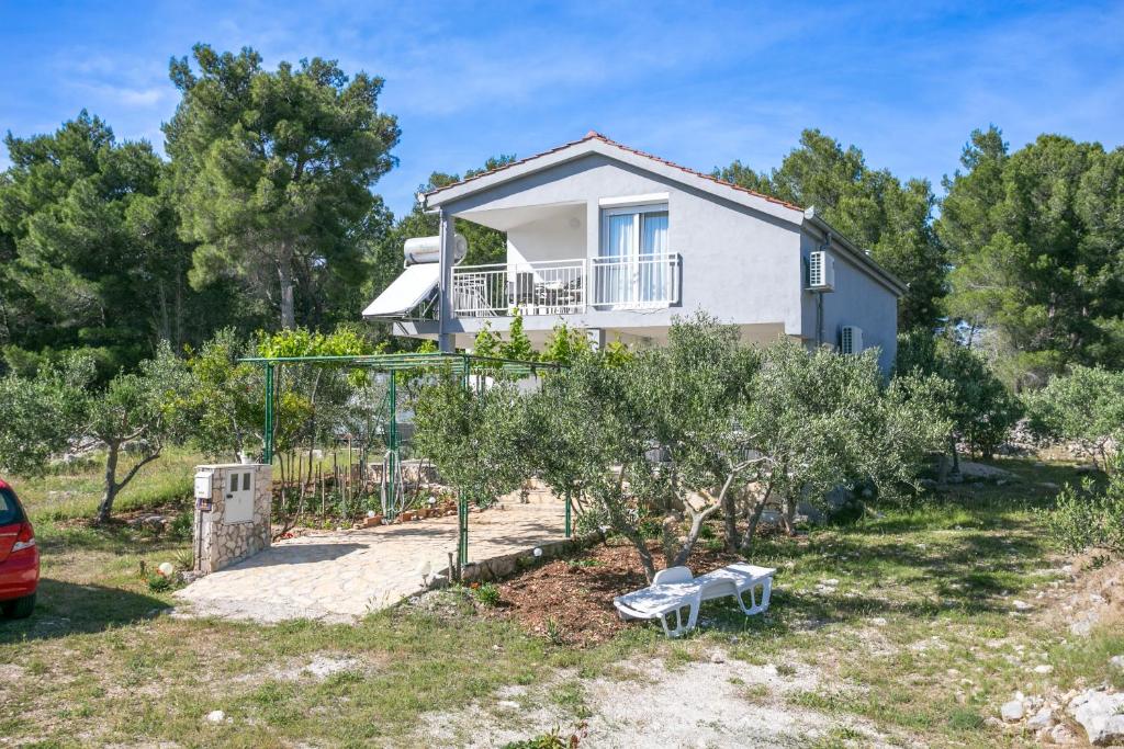 een villa met uitzicht op een huis bij Apartments with a parking space Cove Smrceva, Brac - 20193 in Milna