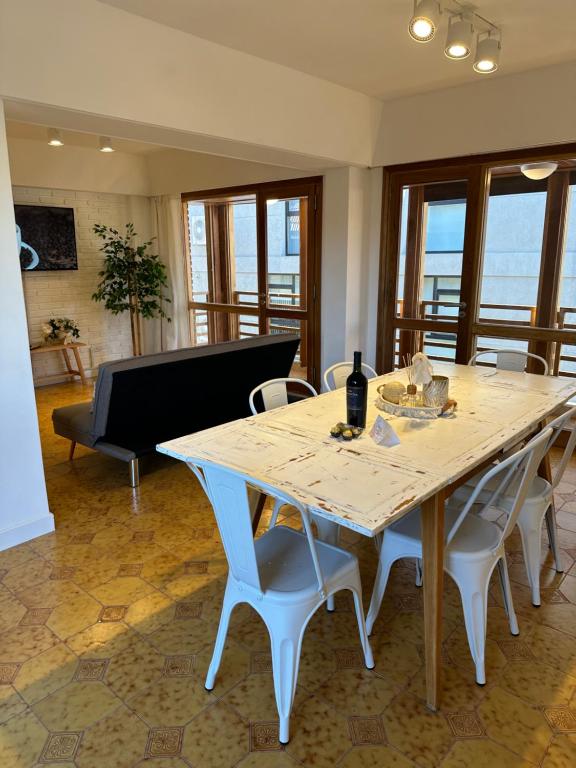馬德普拉塔的住宿－Lujo Junto al Mar - Cochera y Terraza Privada，客厅配有桌椅和钢琴