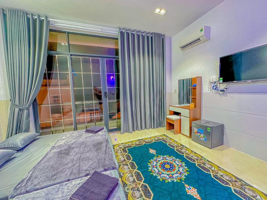 um quarto com uma cama e uma televisão de ecrã plano em Nhan Tay 2 Hotel em Can Tho
