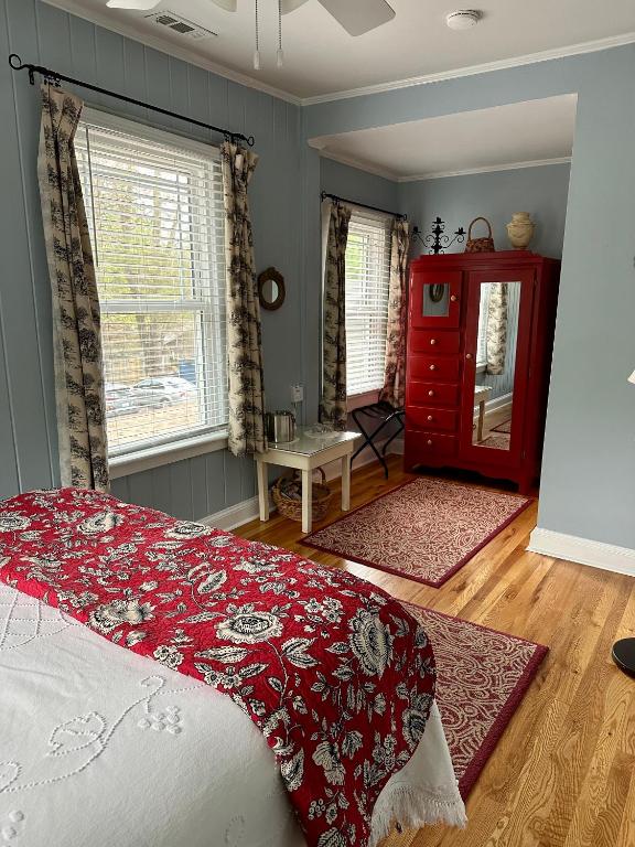 Red Rocker Inn - Magnolia