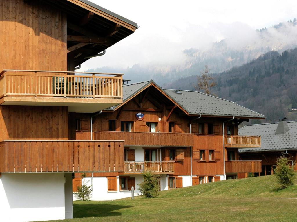 un bâtiment avec un balcon sur le côté dans l'établissement Apartment in Samoëns near Pine Forests, à Samoëns