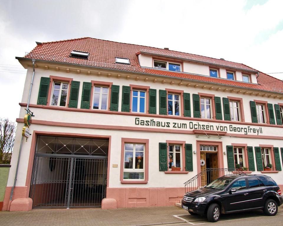 un coche negro estacionado frente a un edificio en Gasthaus Zum Ochsen, en Hochstadt