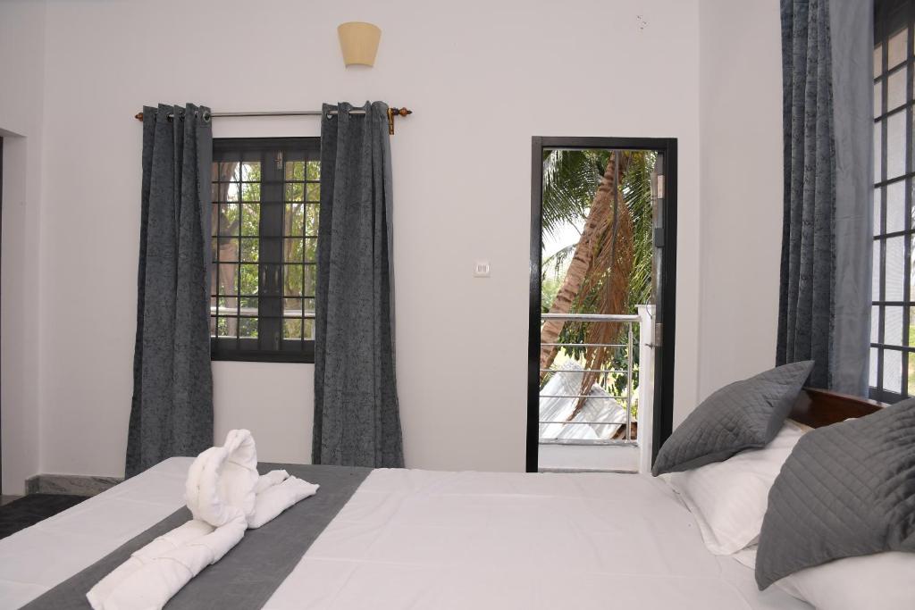 Sizzling Inn Pondy - Luxe Tweepersoonskamer Met Balkon