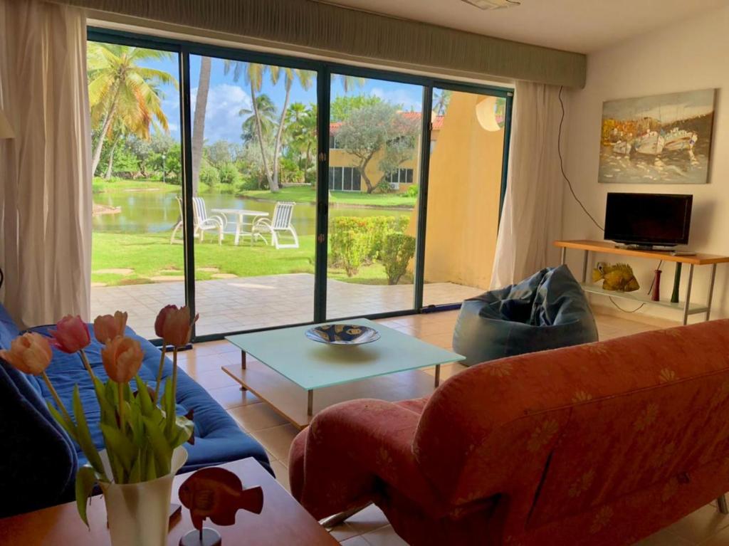 sala de estar con sofá y ventana grande en Casa en Caribbean con Wifi, en Tucacas