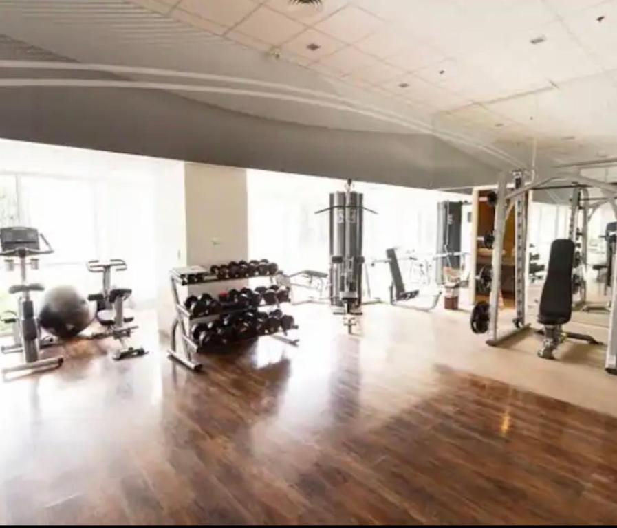 una habitación con un gimnasio con muchas máquinas de correr en Calyx Residences, 18H, en Cebú