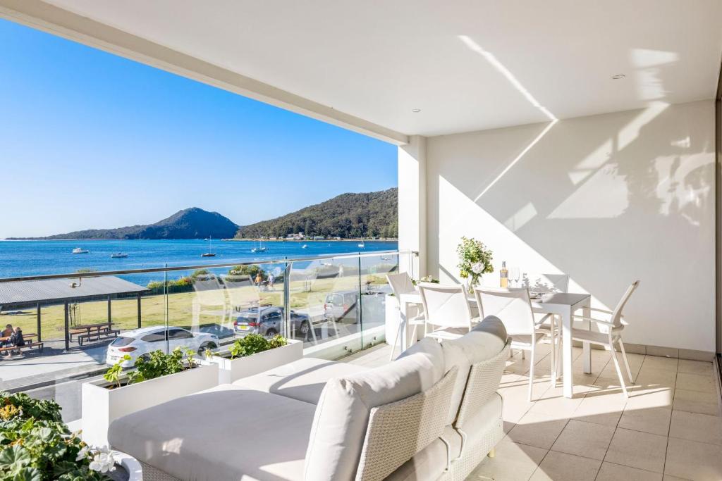 ショール・ベイにあるAura 3 Spectacular Beachside Viewsのベッドルーム1室(海の景色を望むバルコニー付)