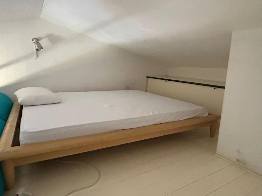małą sypialnię z łóżkiem na poddaszu w obiekcie Vecchio Marino 1 C3 Palau w mieście Palau