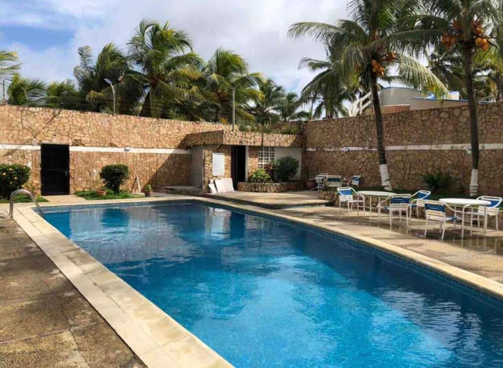 a swimming pool with blue water in a yard at Casa frente a la playa con wifi in Tucacas