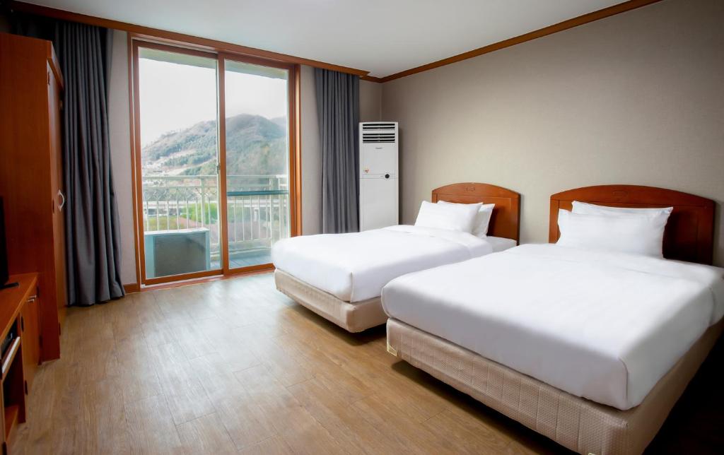 Postel nebo postele na pokoji v ubytování Kensington Resort Gapyeong