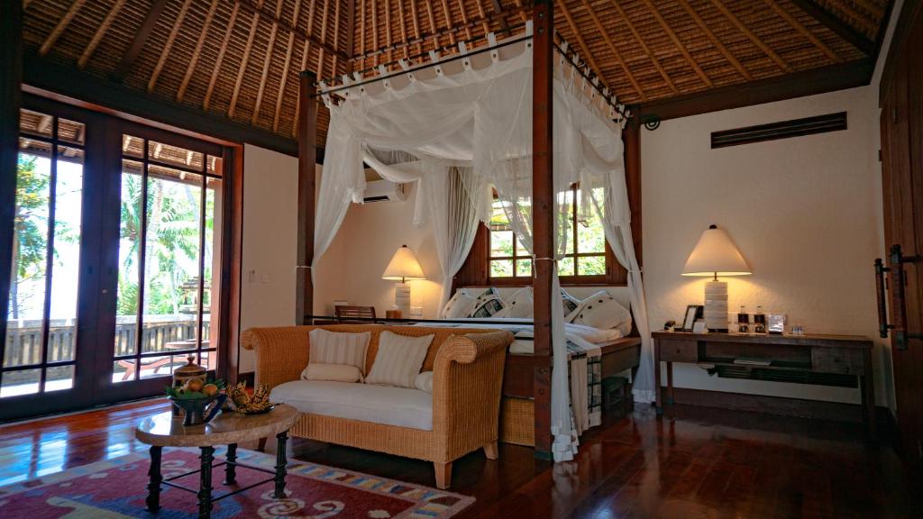 Postel nebo postele na pokoji v ubytování The Oberoi Beach Resort, Lombok