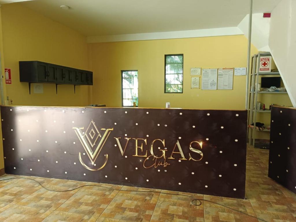 un signe qui dit la clinique de vegas dans une pièce dans l'établissement Hospedaje Vegas, à Tarapoto