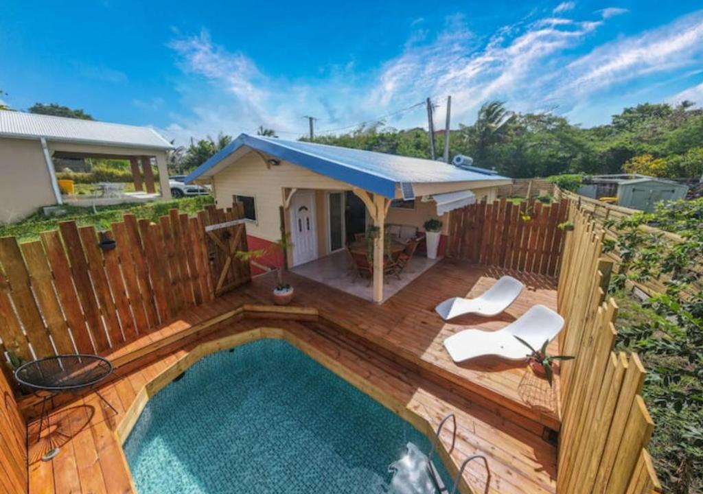 Bazén v ubytování Kajoane's villa nebo v jeho okolí
