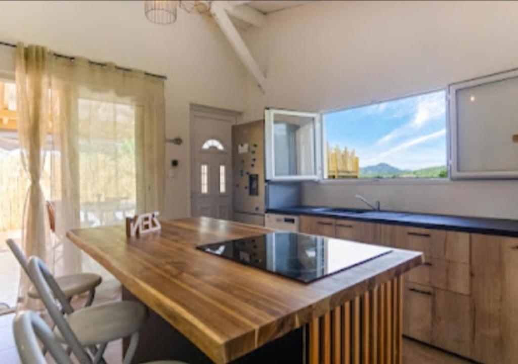 Kuchyň nebo kuchyňský kout v ubytování Kajoane's villa