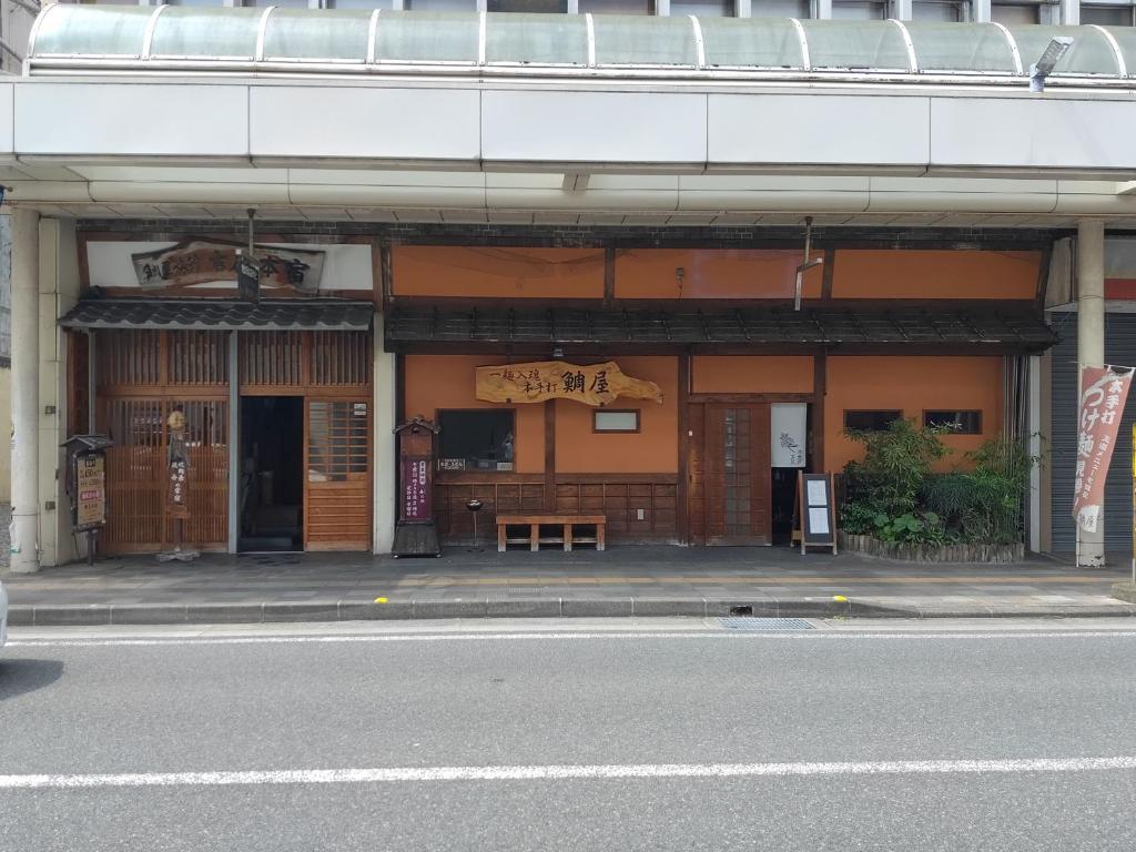um edifício ao lado de uma rua em Taiya Ryokan em Fuji