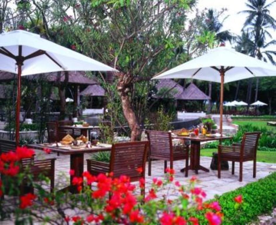 Zahrada ubytování The Oberoi Beach Resort, Lombok