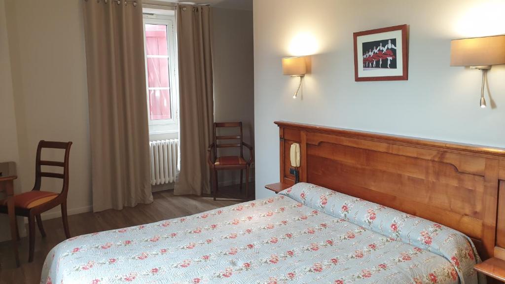 Postel nebo postele na pokoji v ubytování Hotel Eskualduna Chez Katina