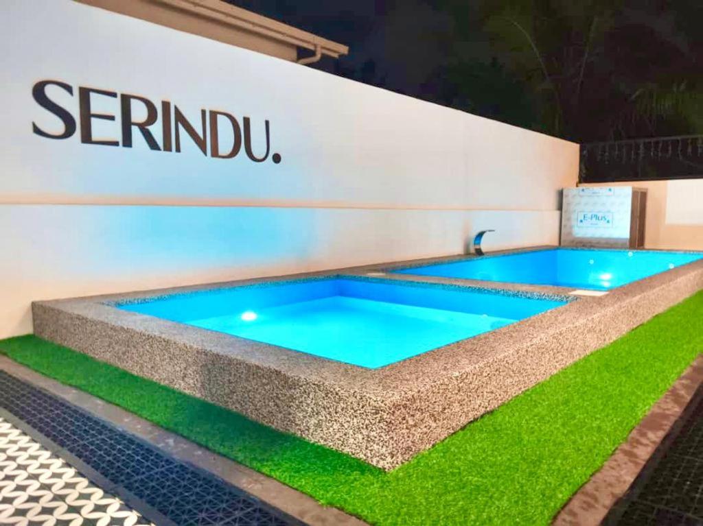 Πισίνα στο ή κοντά στο Serindu Cozy Mslim Homestay with Private Pool and BBQ