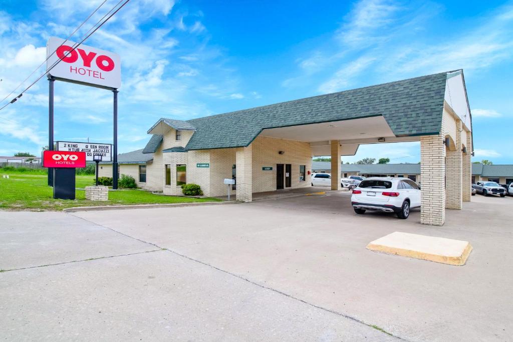 Una gasolinera con un coche aparcado en un estacionamiento. en OYO Hotel Three Rivers TX US-281, en Three Rivers