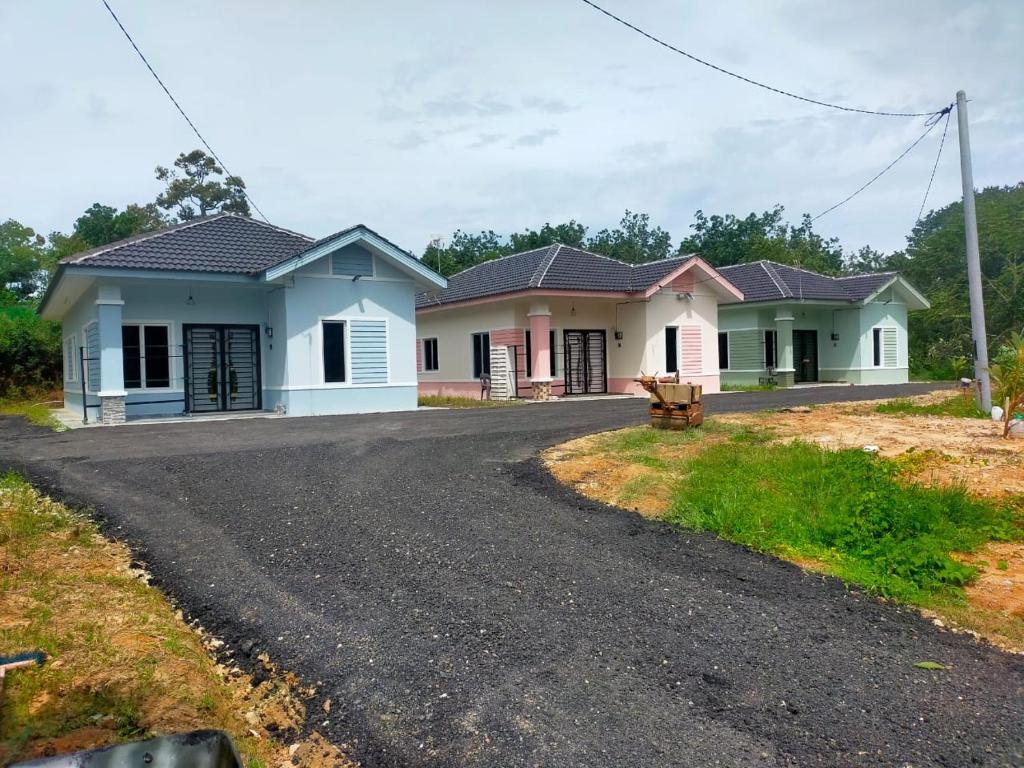 una fila de casas al lado de una carretera en Homestay Dalilah Islam Sendayan, en Seremban