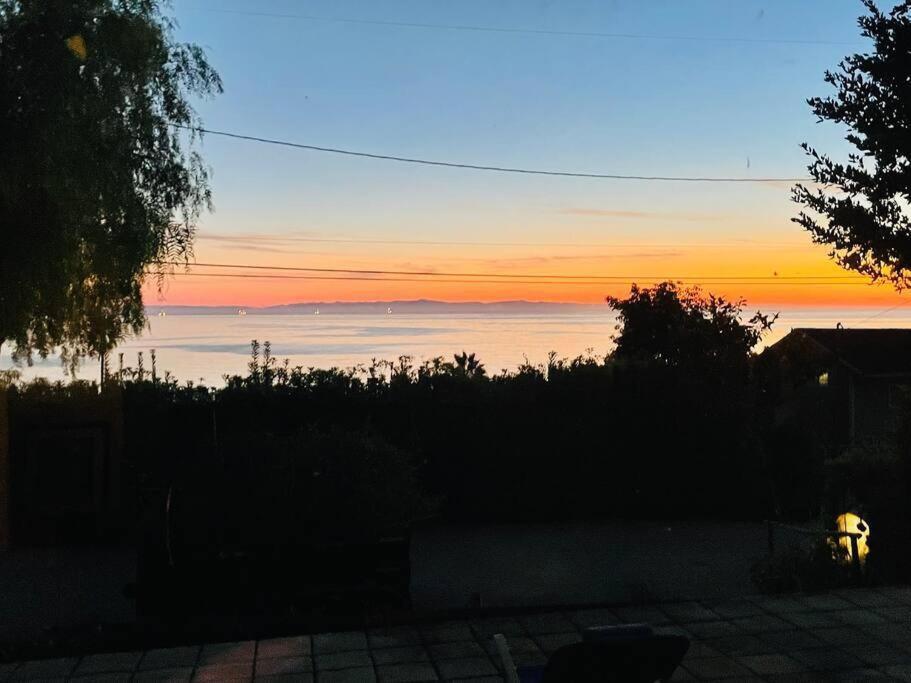 uma vista para o pôr-do-sol a partir do quintal de uma casa em Summerland Sweet Beach Getaway em Summerland