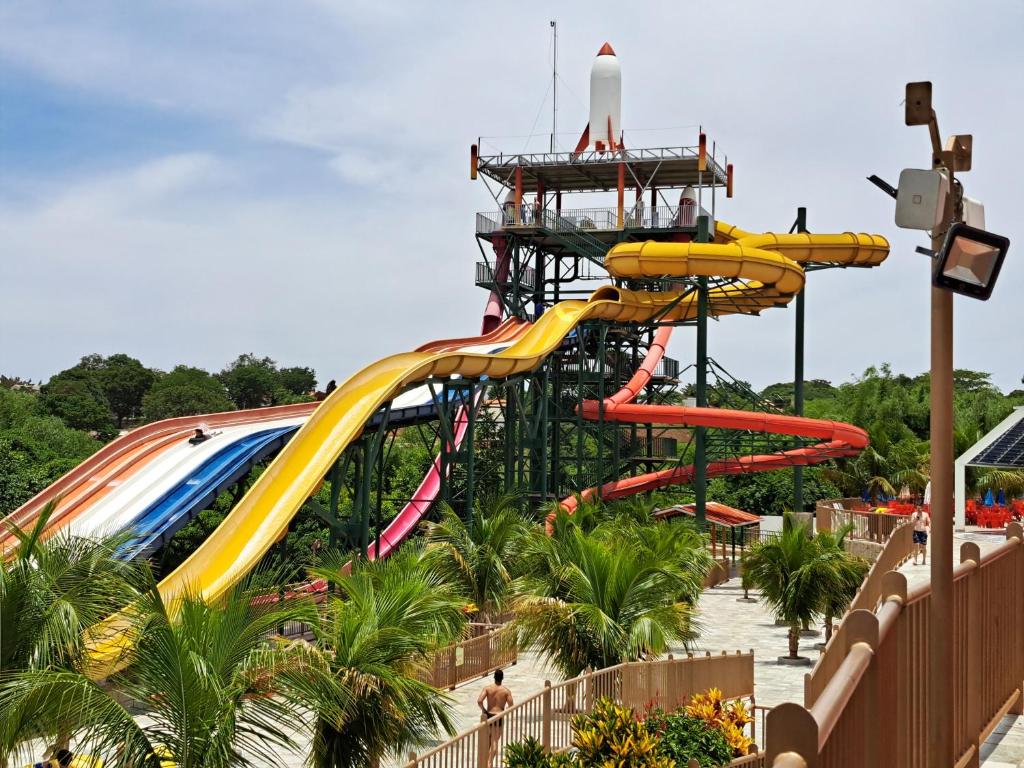 a roller coaster at a theme park at Império Romano - Splash e Acqua Park in Caldas Novas