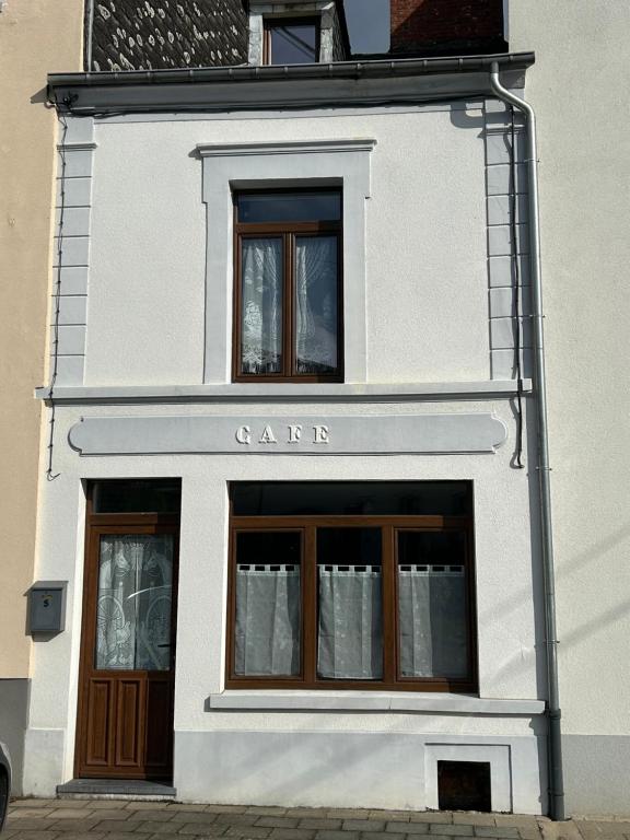 Biały budynek z znakiem bramy w obiekcie Café du Pêcheurs w mieście Bouillon