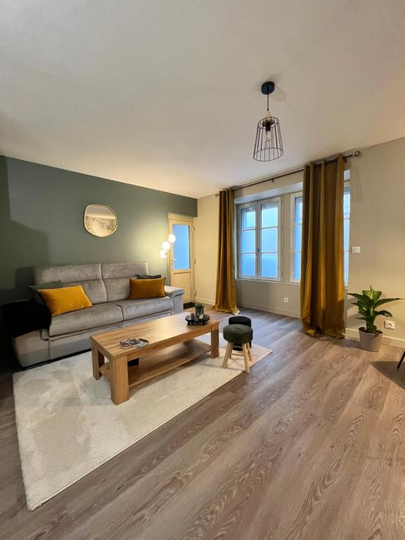 - un salon avec un canapé et une table basse dans l'établissement Appartement Cosy, à La Châtre