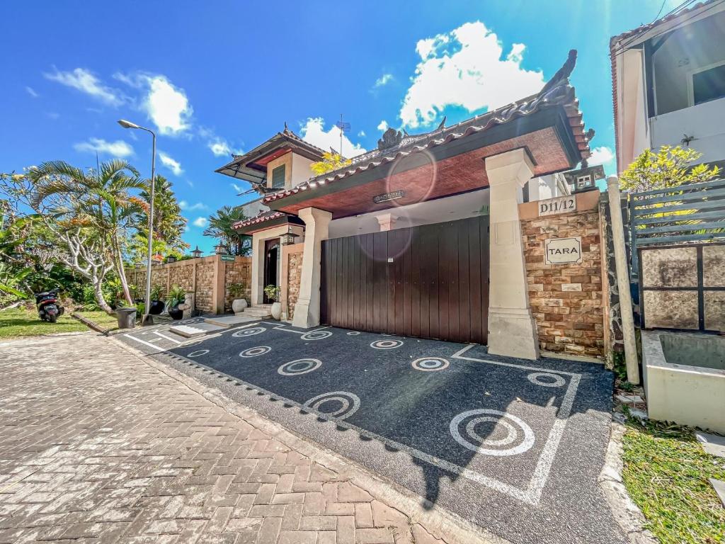 una entrada de entrada frente a una casa con garaje en Villa Tentram Jimbaran by Bali Cabin, en Jimbaran
