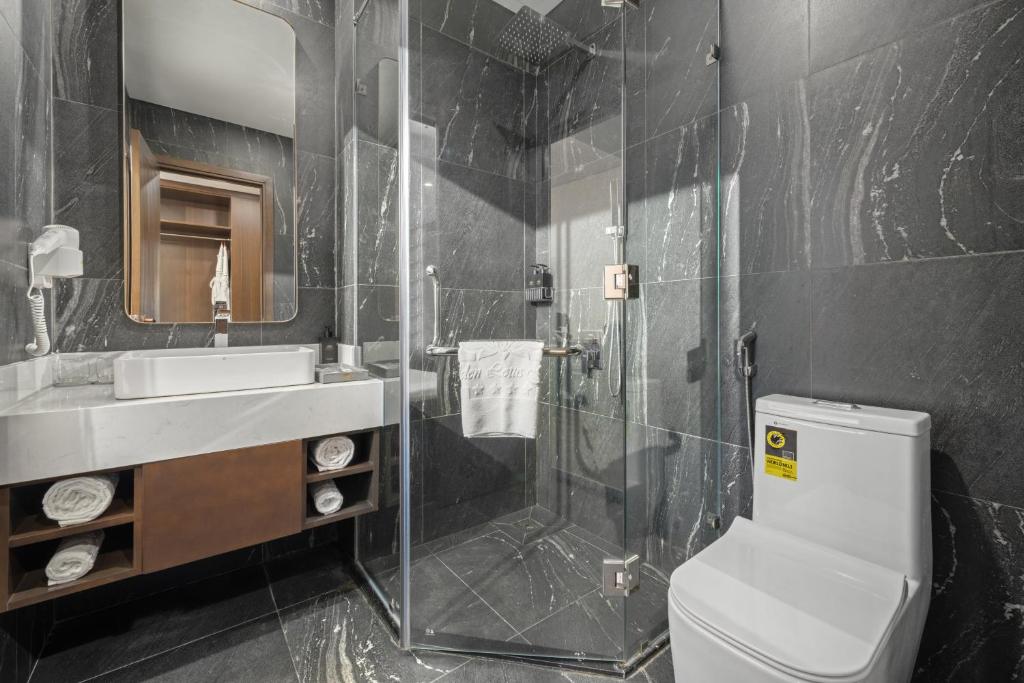 Deluxe with Balcony and City View - High Floor