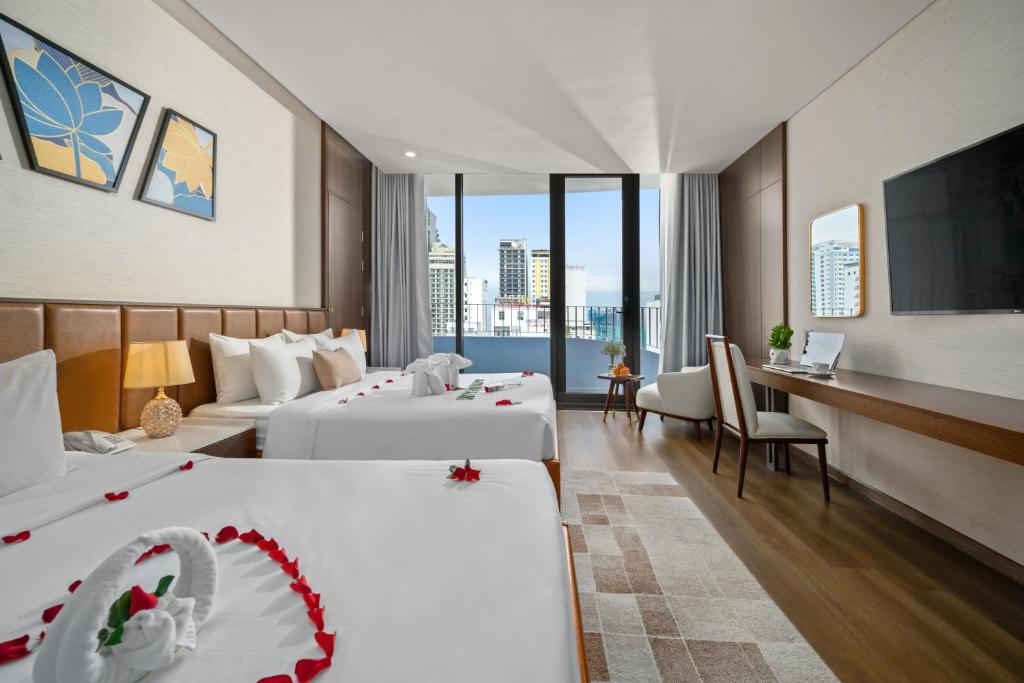 Deluxe with Balcony and Sea View - High Floor