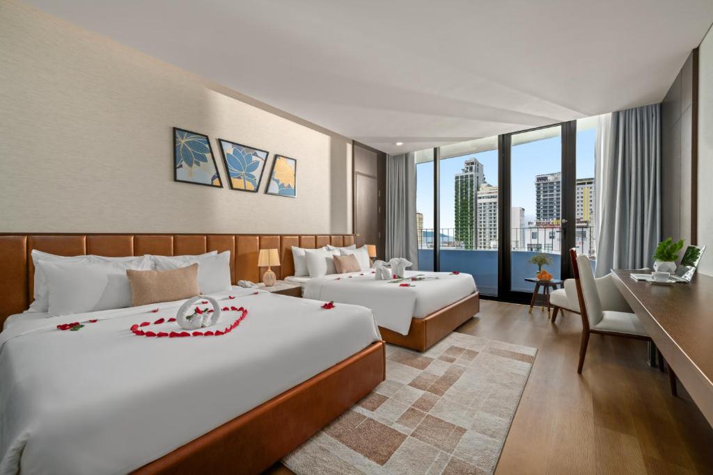 Deluxe with Balcony and Sea View - High Floor