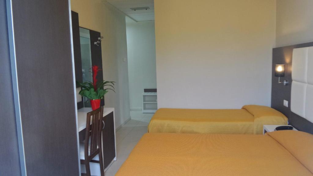 Postel nebo postele na pokoji v ubytování Hotel Bergamo
