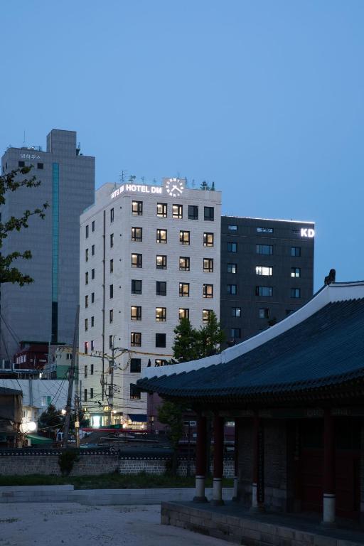 ソウルにあるHotel DMの背景建築物のある都市建築物