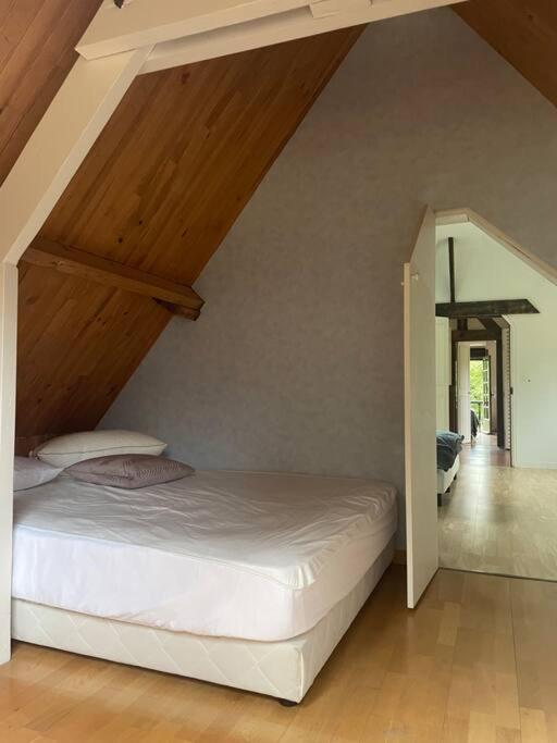 Llit o llits en una habitaci&oacute; de Maison normande sur parc arbor&eacute; ambiance bucolique