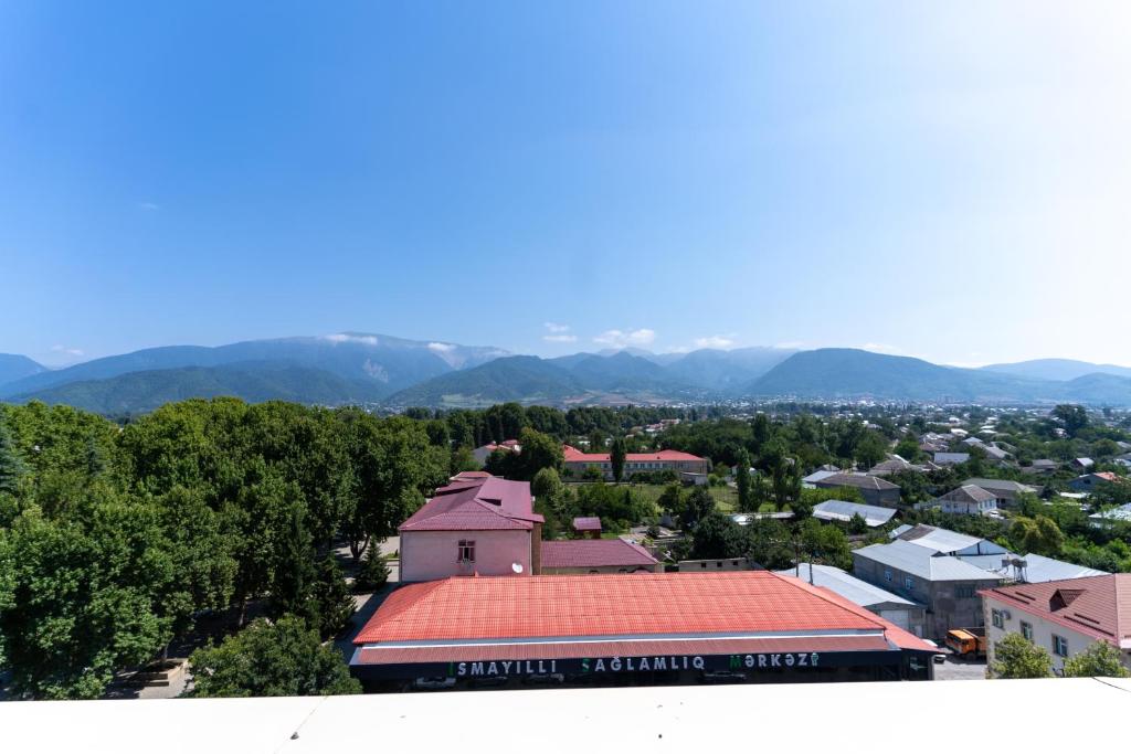 une vue sur la ville avec un toit rouge dans l'établissement Rest House, à İsmayıllı