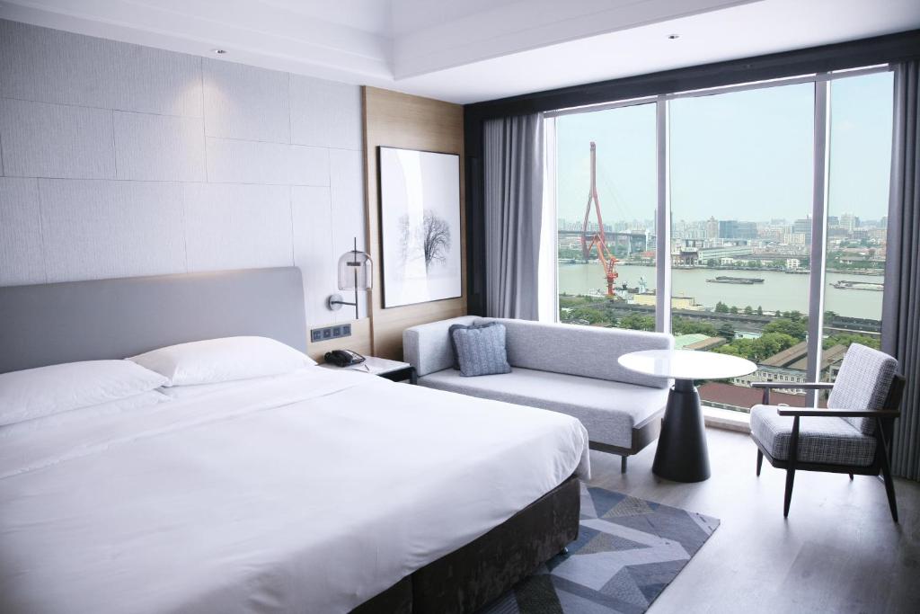 Postel nebo postele na pokoji v ubytování Sheraton Shanghai Pudong Riverside