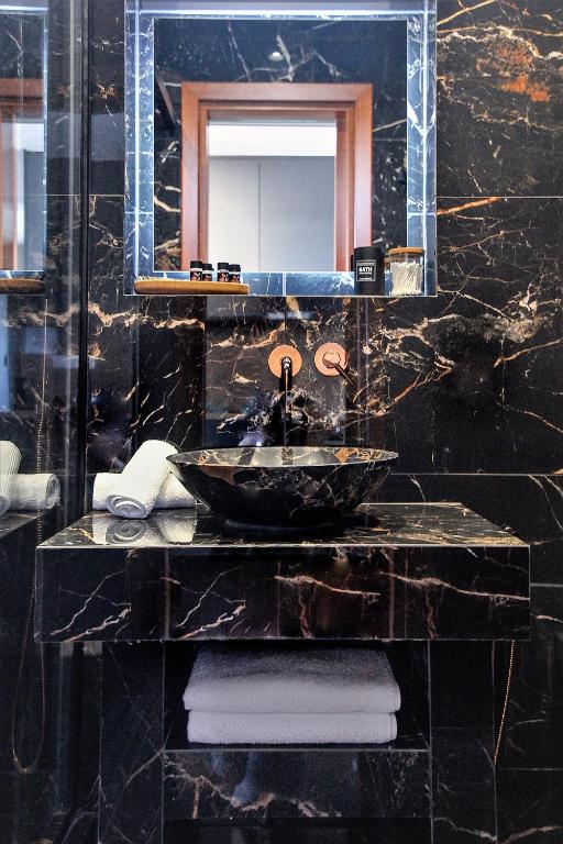 Φωτογραφία από το άλμπουμ του Alex Suite with private jacuzzi στην Αθήνα