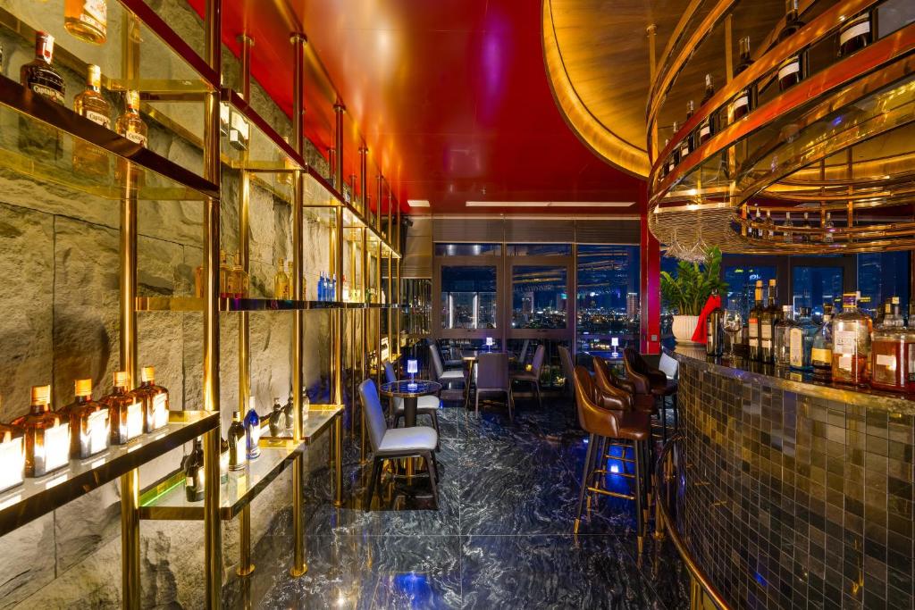 Nhà hàng/khu ăn uống khác tại Golden Lotus Grand Da Nang - Panoramic Rooftop Bar & Daily Afternoon Tea