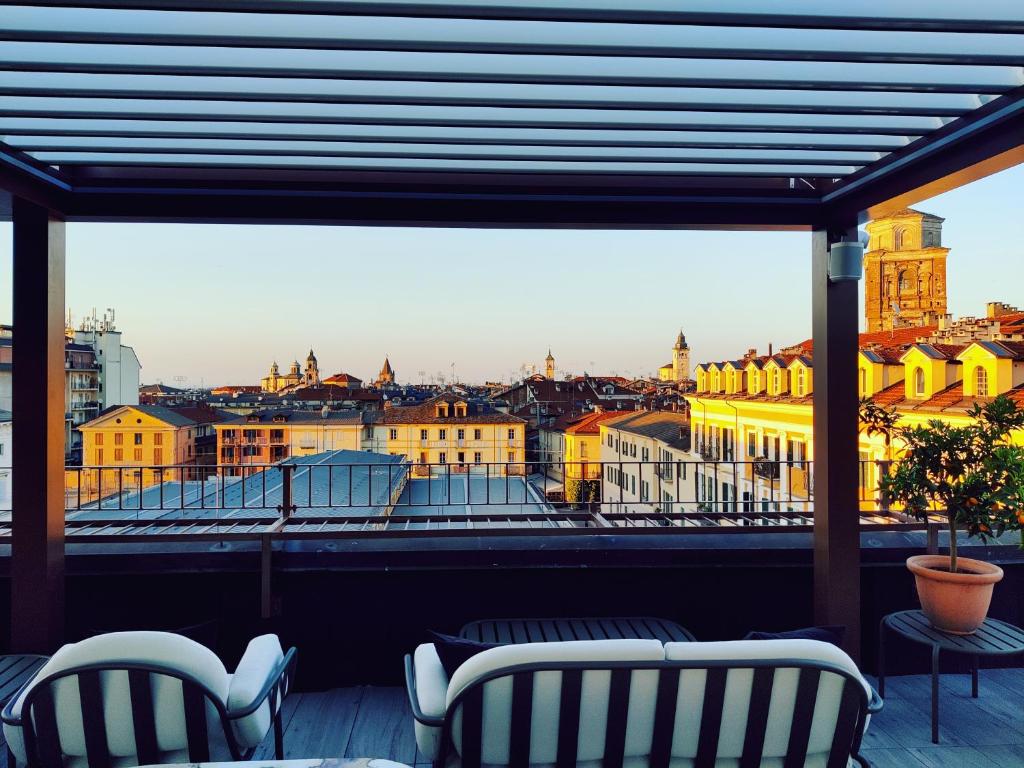 uma vista para a cidade a partir de uma varanda em Best Western Plus Royal Superga Hotel em Cuneo