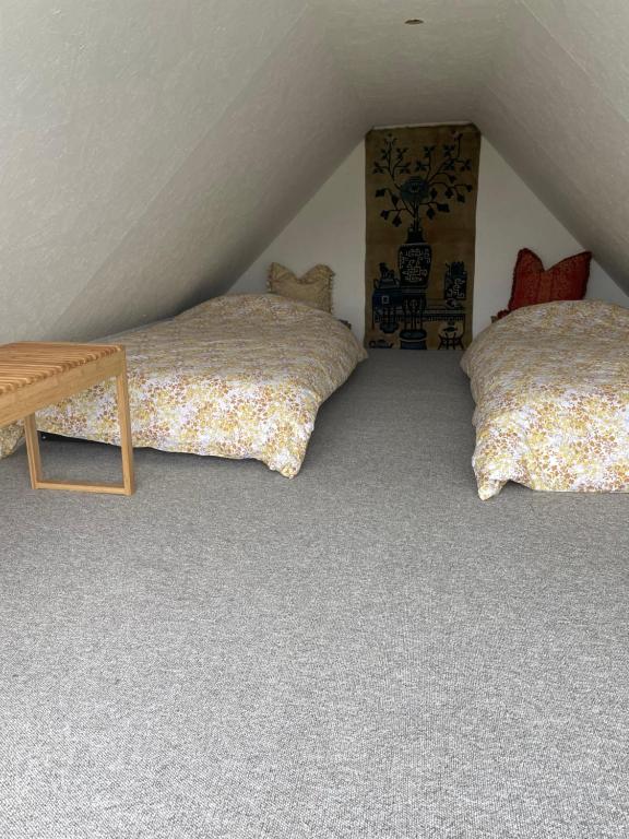 Postel nebo postele na pokoji v ubytování Løkke-bo
