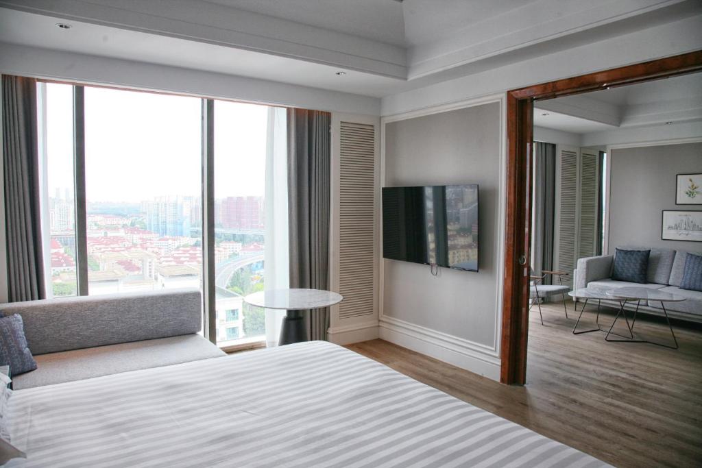 Postel nebo postele na pokoji v ubytování Sheraton Shanghai Pudong Riverside