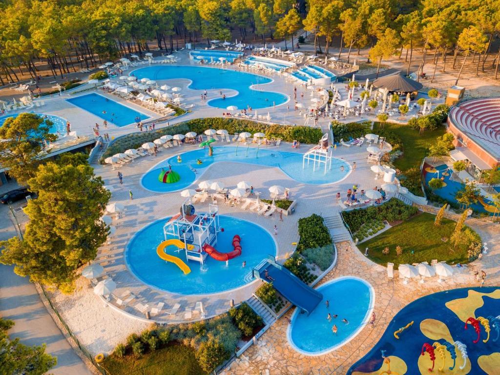 eine Luftaufnahme eines Wasserparks in der Unterkunft Caravan Park in Nin with Sandy Beach & Pools in Zaton