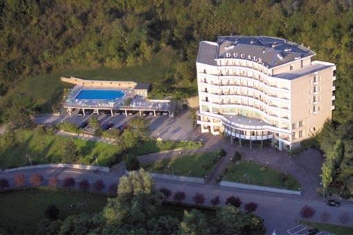 an aerial view of a large building with a pool at Hotel Ducale in Tabiano