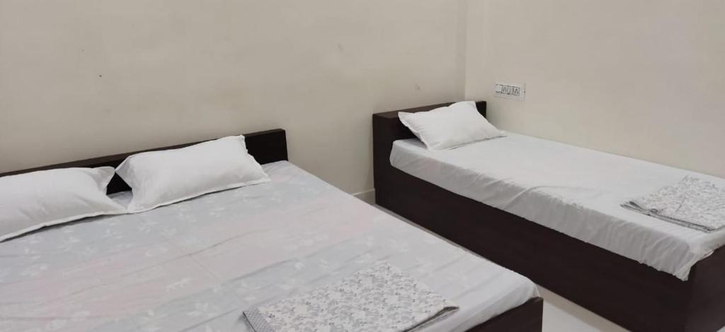 Postel nebo postele na pokoji v ubytování Shree Gajlaxmi Hotel walking distance from mahakaleswar