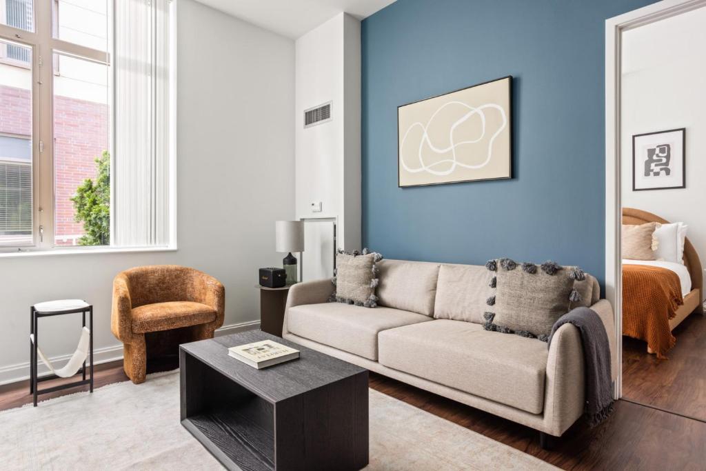 Khu vực ghế ngồi tại Kendall Square 1BR w Concierge Gym nr MIT BOS-714