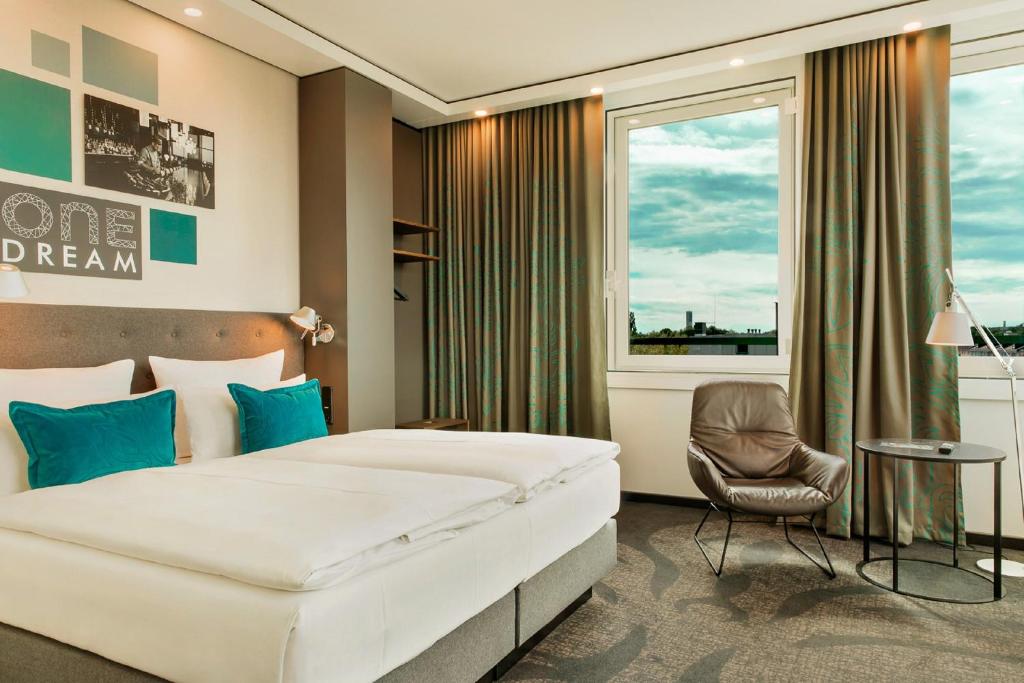 Postel nebo postele na pokoji v ubytování Motel One München-Campus